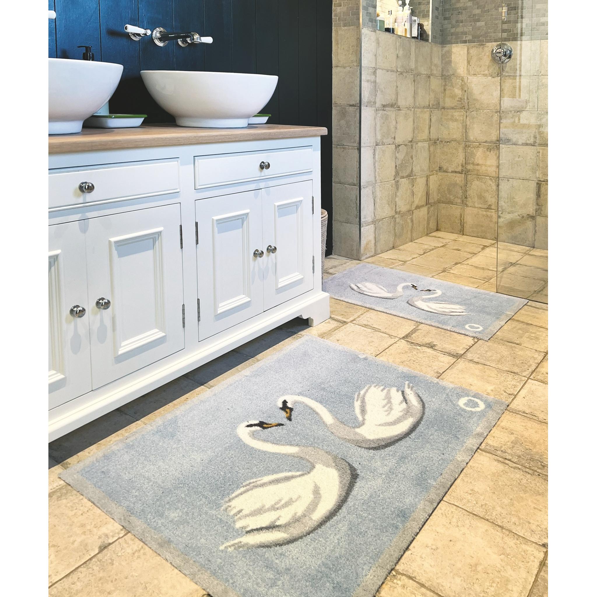 Hug Rug Swan 1 Washable Bathroom Non-Slip Mat in 50 x 75 cm Light Blue White