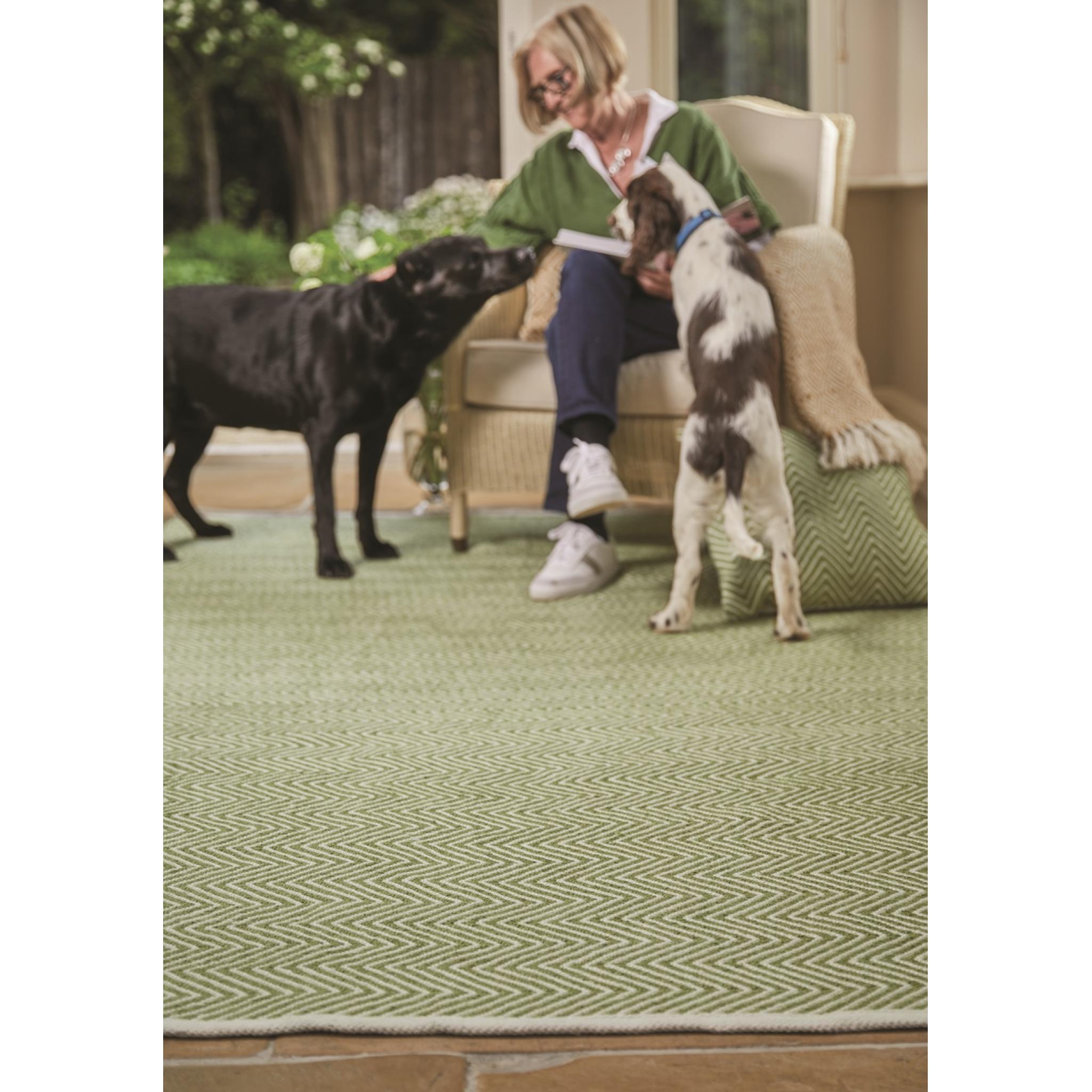 Hug Rug Woven Washable Reversible Herringbone Outdoor Indoor Rug in Green Small 80x150 cm (2'6"x5')